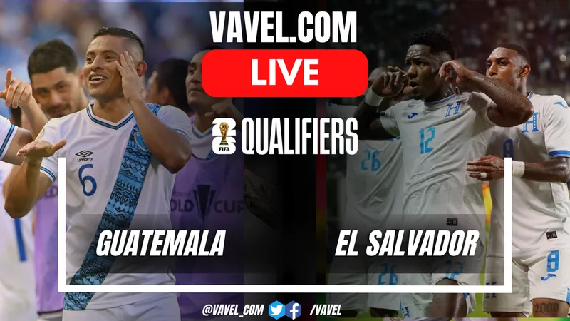 Cầu thủ El Salvador vượt qua đối thủ Guatemala trên sân cỏ