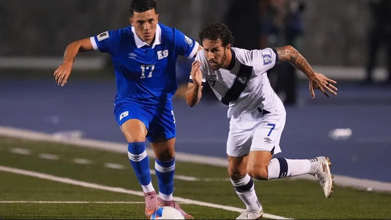 Cầu thủ El Salvador vượt qua cầu thủ Guatemala trên sân cỏ